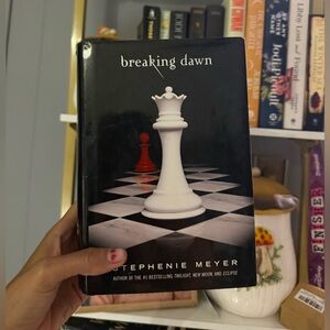 💛 3 for $15 💛 Breaking Dawn hardcover - Black Cover with White Chess Queen
